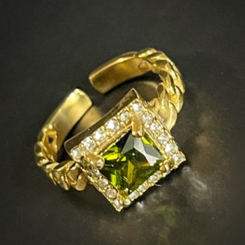 ✨Elegant 18K Gold Plated Interlock Ring with Zircon (peridot color)